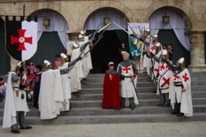 El joven Jaime I escoltado por los templarios de Monzón. Foto JLP.