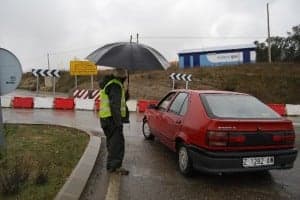 Un operario avisa de los desvíos. Un operario avisa de los desvíos.