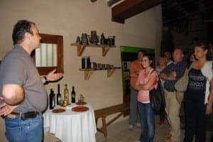 Mariano Lisa enseña a unos visitantes el Torno de Buera. Foto JLP.