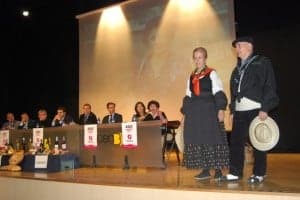 Presentación del traje tradicional de los hortelanos de la Orden del Tomate Rosa. Foto JLP.