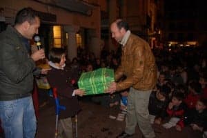 Sorteo de regalos por parte del comercio. Foto JLP.