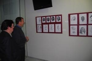 El alcalde y el presidente de los peluqueros observan la exposición. Foto JLP.