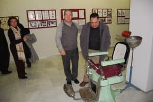 Los visitantes observan una antigua silla de peluquero. Foto JLP.