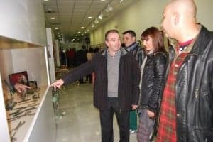 Los peluqueros observan algunas de las herramientas utilizadas. Foto JLP.