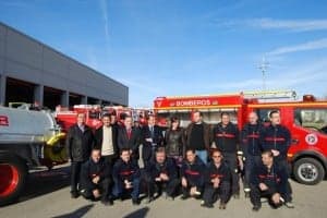 Bomberos junto a los alcaldes y los vehículos. Foto JLP.
