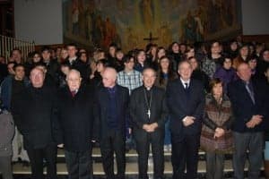 Los profesores jubilados junto al obispo y ex alumnos. Foto JLP.