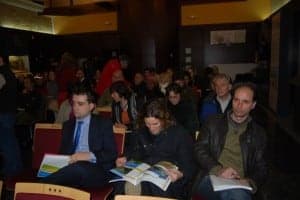 Empresarios asistentes a la entrega del material turístico. Foto JLP.