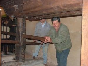 Elaboración de aceite en el torno de Buera. Foto: Mariano Lisa. 