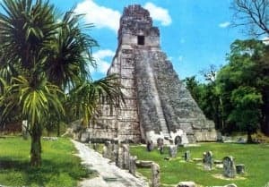 Monumental templo en Tika.