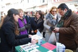 Rudi y Solana en el puesto de Afammer para recaudar fondos con Haití. Foto JLP.