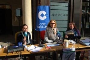 La presidenta del PP atendió a los compañeros de la COPE. Foto JLP.