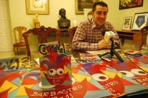 Iván Carpi junto al cartel. Foto JLP.