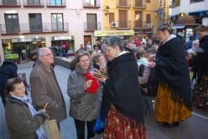 El Grupo Tradiciones repartió velas y caretas. Foto JLP.