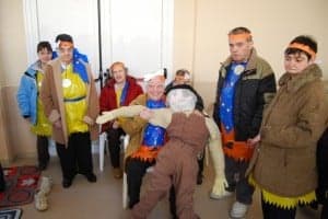 El grupo de 'cavernícolas' de ATADES Barbastro con el 'Zamueco'. Foto JLP.