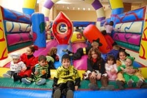Los niños disfrutaron con los hinchables. Foto JLP.