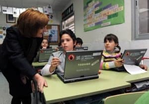 La consejera conversa con dos alumnos. Foto S.E.