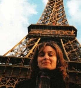 Elena Chazal junto a la torre Eiffel, uno de los escenarios de su novela. Foto: S.E.