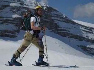 "Como nos habían dicho, la nieve estaba dura y para ascender al collado que nos situaría junto a la base de las Agujas del Lavasar nos pusimos las cuchillas antiderrapantes". (Pedro Solana).