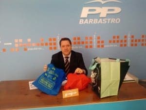 Ángel Solana con algunas de las bolsas reciclables. Foto R.S.