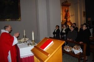 Bendición de las teticas de santa Águeda en Adahuesca. Foto JLP.