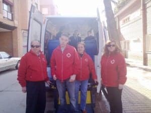 Voluntarios de Cruz Roja ante el vehículo adaptado. R.S.