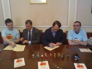 Firma del acuerdo entre Aesclick y el Ayuntamiento. R.S.