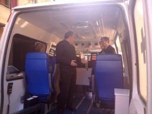 Javier Cabrero muestra el interior de la ambulancia. R.S.