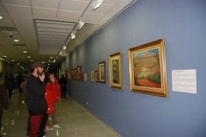 Los visitantes obsevan la obra de Francisco Zueras. JLP.