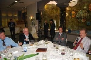 Campo Vidal contestó a las preguntas durante la comida. JLP.