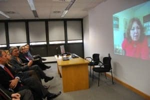 Conexión por videoconferencia con la directora del centro de Bruselas de la UNED. JLP.