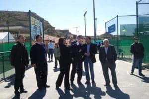 Conchita Martínez lanza una pelota de tenis. JLP.
