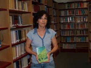 Marisol Catalán, con su libro sobre los Argensola. JLP.