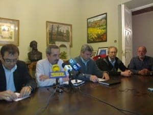 El concejal Deportes y los miembros del Club Aéreo de Barbastro. R.S.