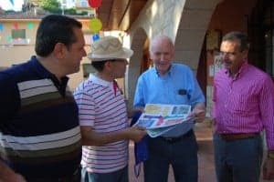 Joaquín Paricio entrega a Abadía tableros de parchís. 