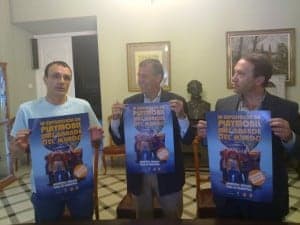 Ángel Betés, Antonio Cosculluela y Jesús Lobera con el cartel. JLP.