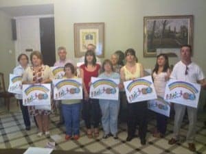 Los integrantes de Frater posan con el cartel. JLP.