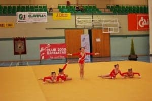 Gimnastas en una actuación en Barbastro. JLP.