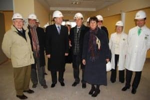 Iglesias y la consejera en la visita a la UCI del Hospital de Barbastro. JLP.