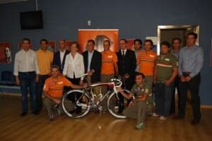 Los ciclistas y su equipo con las autoridades. JLP.