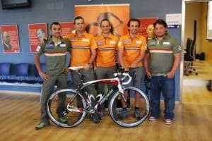 Los ciclistas barbastrenses y su equipo de apoyo. JLP.