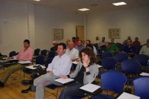Los montañeros durante la asamblea. JLP.