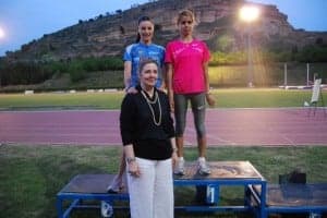 Las dos primeras ganadoras con la hija de Bibrián. JLP.