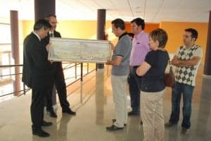 Heras entregó una lámina del siglo XVI de Monzón a Soler. JLP.