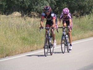 Ciclistas en plena carrera. Ángel Huguet.