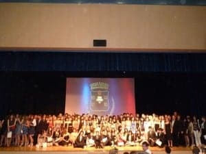 Los estudiantes posan en el escenario del Centro de Congresos. 