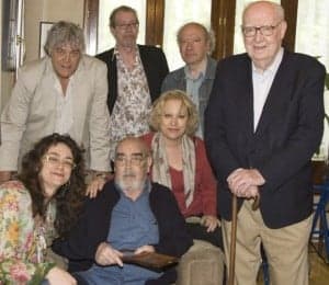 Caco Senante, Gonzalo de la Figuera, Jaume Sisa y José Luis Borau (en la fila superior, de izquierda a derecha). Sentados: José Antonio Labordeta, flanqueado por Carmen París y Marina Rosell. Raquel Carceller.