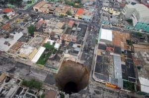 Un descomunal agujero Karstico (60 m. de profundidad y 30 m. de diámetro) se tragó un edificio en Ciudad de Guatemala, la capital del país. El extraño fenómeno ya había ocurrido anteriormente en la misma población.  