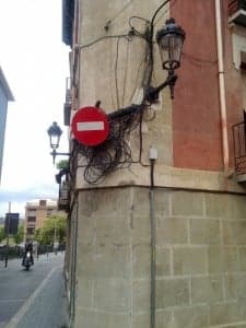 Cables en la calle Mayor. PP.