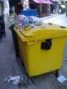 Contenedores a rebosar en el centro de la ciudad. PP.