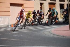 Los ciclistas encarando una curva. 